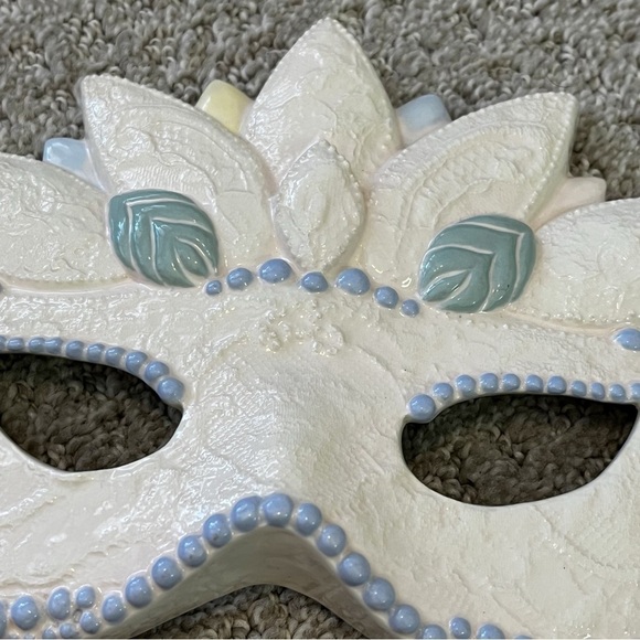 Mardi Gras Adult Face Mask Wall Plaque Iridescent White Soft Blue Painted FLAW - Picture 5 of 14